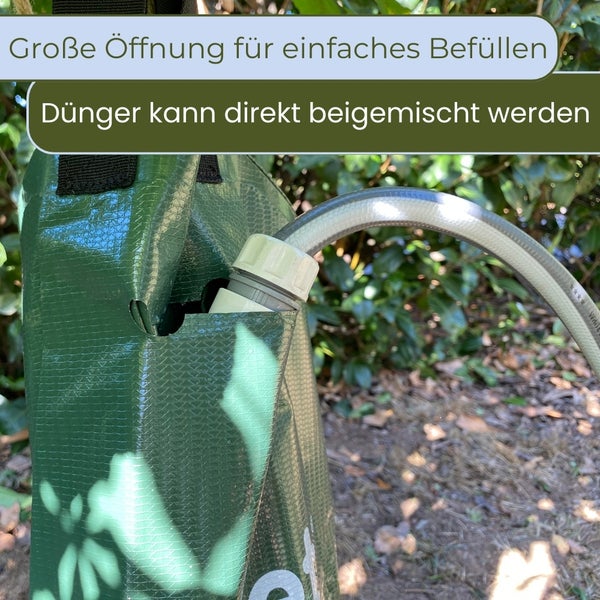 Nahaufnahme eines grünen Bewässerungssacks mit großer Öffnung und einem Gartenschlauch zum einfachen Befüllen. Dünger kann direkt beigemischt werden.