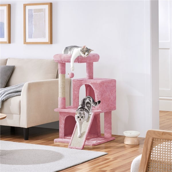 Rosa Katzenbaum mit zwei Katzen in einem Wohnzimmer