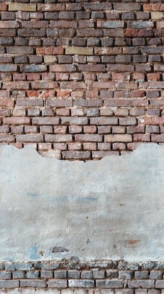 Eine Ziegelmauer mit beschädigtem Putz
