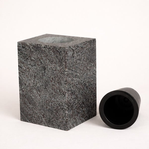 Quadratische Grabvase aus Granit mit herausnehmbarem Kunststoffeinsatz.