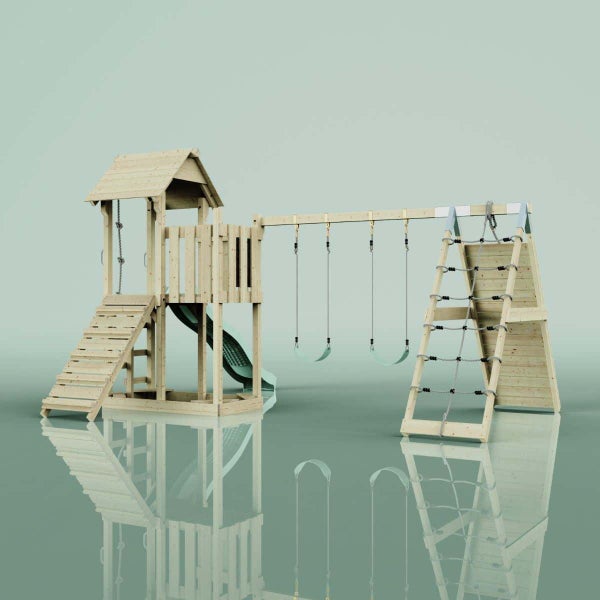 Kletterturm aus Holz mit Dach, Rutsche, zwei Schaukeln und Kletterwand mit Netz.