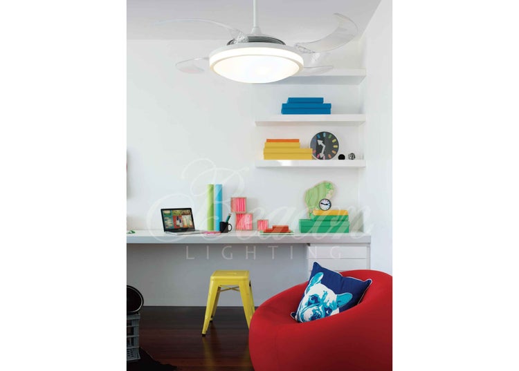 Deckenventilator mit integrierter LED Beleuchtung in einem modern eingerichteten Arbeitszimmer mit Schreibtisch und Sitzgelegenheit.