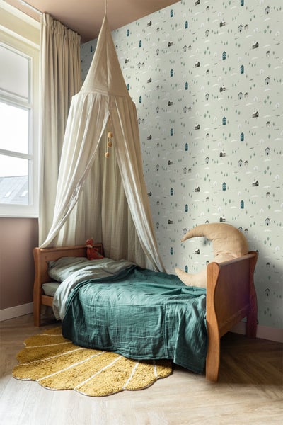 Kinderzimmer mit Holzbett, Betthimmel und gemusterter Tapete mit kleinen Häusern und Bäumen. Helle und ordentliche Atmosphäre.