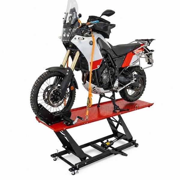 Hydraulische Motorrad-Hebebühne mit Scherenmechanismus, Vorderradklemme und Rollen, beladen mit einem Enduro-Motorrad.