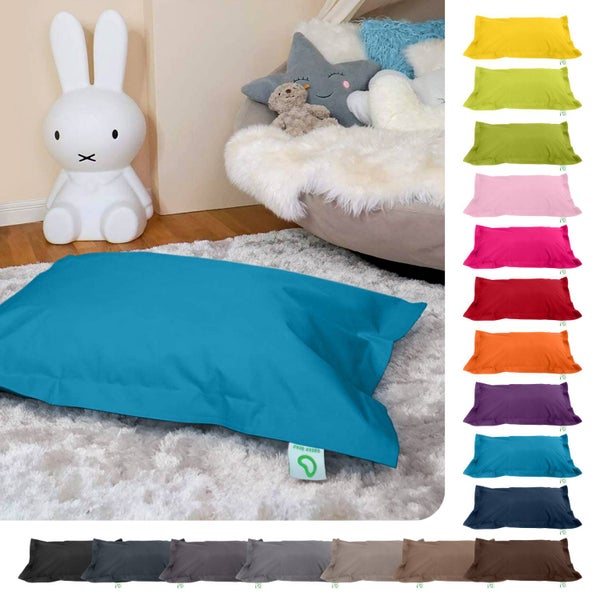 Verschiedenfarbige Sitzkissen in einem Kinderzimmer mit Teppich und Hasenlampe