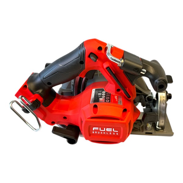 Rote Milwaukee Akku-Handkreissäge Fuel mit bürstenlosem Motor und ergonomischem Griff.