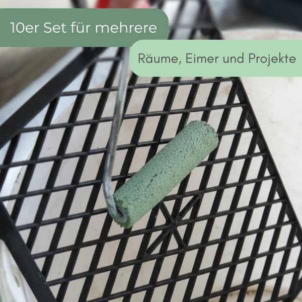 Zehnteiliges Set kleiner Farbwalzen auf einem Abstreifgitter über einem Eimer für mehrere Projekte.