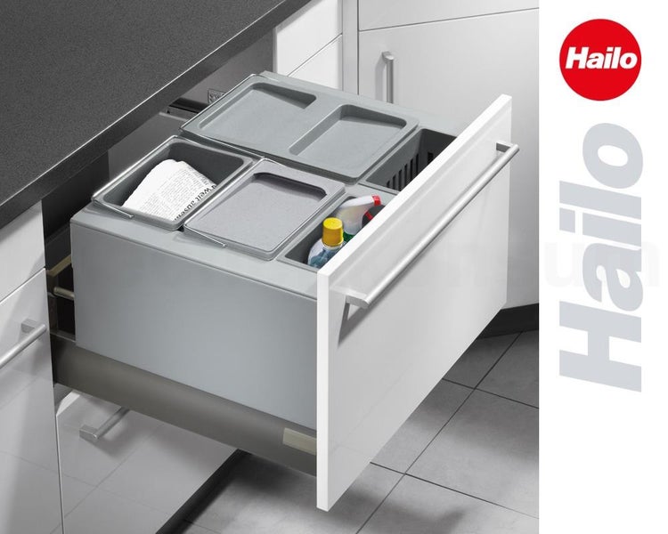 Hailo Logo. Hailo Abfalltrennsystem in einer Küchenschublade mit drei Abfalleimern und Fach für Reinigungsmittel.