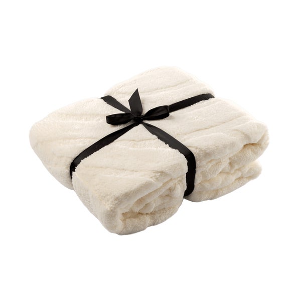 Zusammengefaltete Kuscheldecke mit Schleife