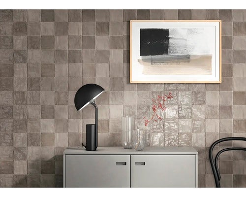 Wandgestaltung mit quadratischen Fliesen, Sideboard, Lampe und Bild