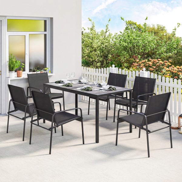 Helle Gartenterrasse mit modernem Essset: rechteckiger Tisch, sechs schwarze Stühle mit Textilbespannung, weißer Lattenzaun und üppiges Grün.