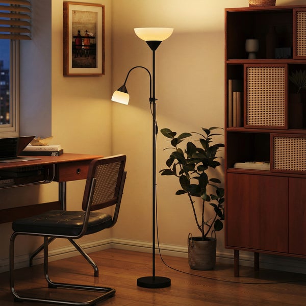 Stehleuchte mit Deckenfluter und Leselampe in einem Arbeitszimmer mit Schreibtisch, Stuhl und Holzregal.