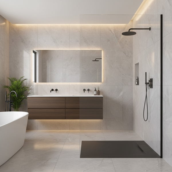 Modernes Badezimmer mit Doppelwaschtisch aus Holz, hinterleuchtetem Spiegel, begehbarer Dusche mit schwarzen Armaturen und freistehender Badewanne.