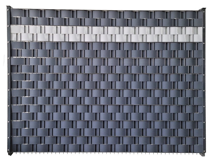 Sichtschutzzaun aus Kunststoffgeflecht und Metallrahmen