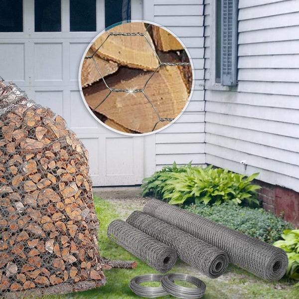 Ansicht eines Brennholzstapels hinter sechseckigem Drahtgeflecht, zusammen mit Rollen aus Drahtgeflecht und Bindedraht