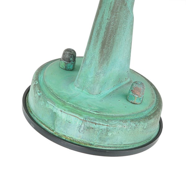 Detailansicht des Sockels einer Außenleuchte mit Schrauben