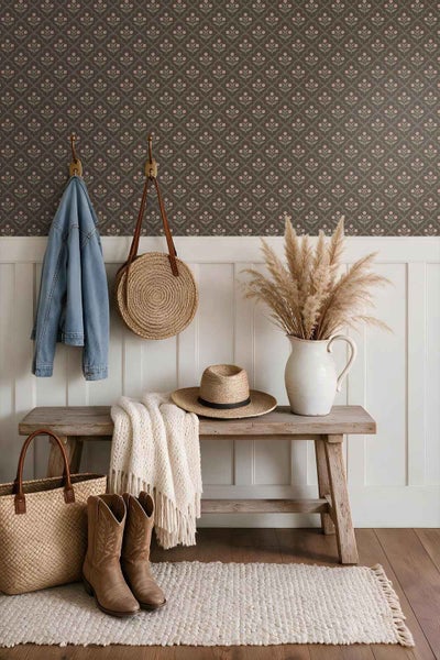 Einladender Flur mit Vliestapete mit Blumenmuster, Holzbank, weißer Wandvertäfelung, Dekorationsgegenständen und Taschen an der Wand.