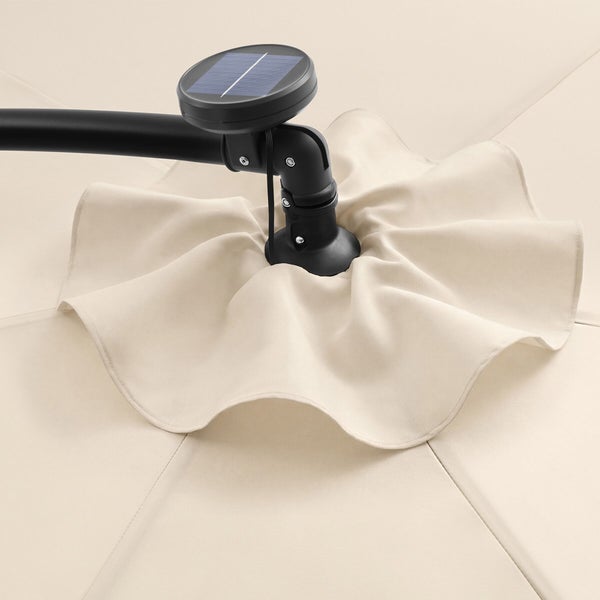 Nahaufnahme der Oberseite eines Sonnenschirms mit Solarpanel am schwarzen Gestell und beigefarbenem Stoff.