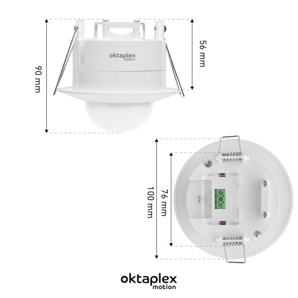 Ein grauer Gartenschirm steht über einem Holzesstisch mit weißen Regiestühlen auf einer Terrasse umgeben von Bäumen.