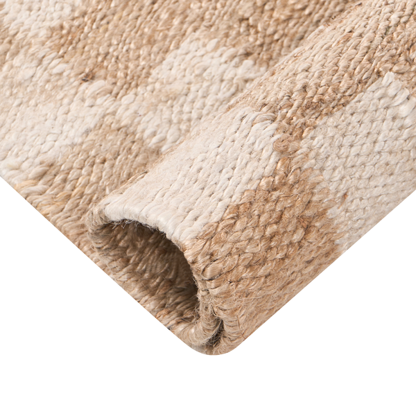 Rechteckiger Jute-Teppich mit Webmuster in hellem Wohnzimmer mit weißem Sofa und Holzboden.