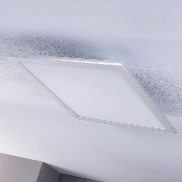 Quadratisches LED-Panel mit flachem Aluminiumrahmen an der Decke montiert.
