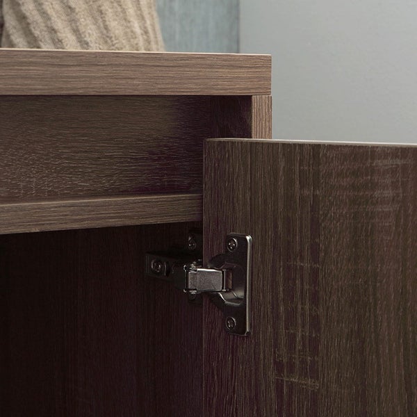 Detailansicht eines Schranks mit Türscharnier