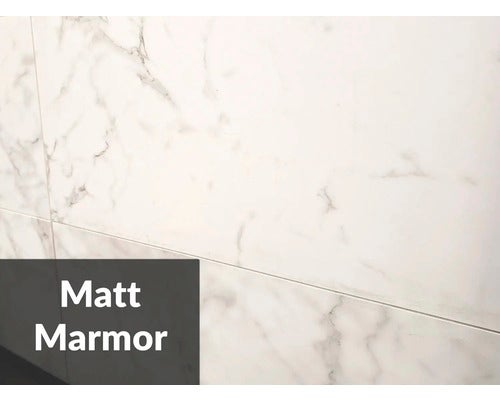 Matte Marmorfliesen an einer Wand