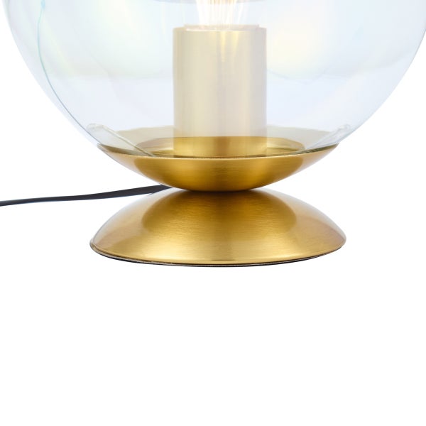 Detailansicht eines runden Tischlampenfußes aus gebürstetem Metall in Gold mit einer klaren Glaskugel.