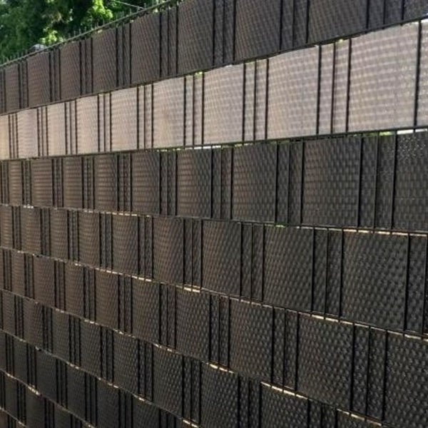 Zaunblende aus Kunststoff zur Anbringung an einem Zaun