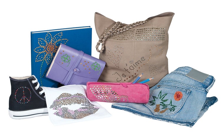Dekorative Bastelarbeiten mit Strasssteinen auf Textilien, Taschen, Notizbüchern und Schuhen zur kreativen Verzierung und individuellen Gestaltung.