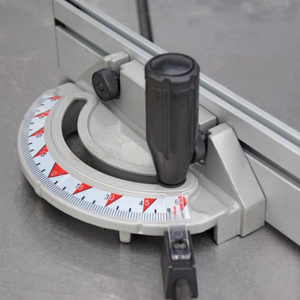 Detailansicht einer Tischkreissäge mit Winkelanschlag zur präzisen Einstellung von Winkeln