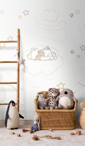 Dekoratives Kinderzimmer mit Kuscheltieren, Leiter und Winnie Puuh Wandbild