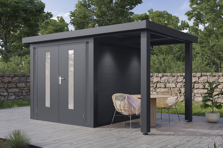 Modernes Gartenhaus mit integriertem überdachtem Sitzbereich, Doppeltür mit Glaseinsätzen und Flachdach, auf einer Terrasse im Garten platziert.