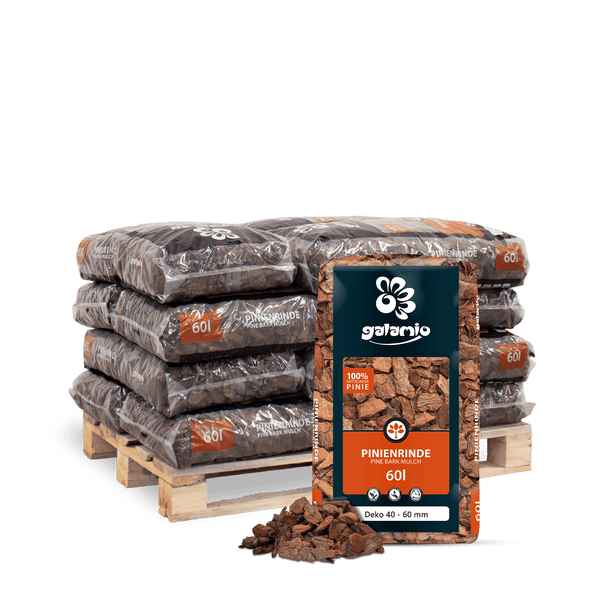 Galamio Pinienrinde, Körnung 40 bis 60 Millimeter, in 60 Liter Säcken auf einer Palette gestapelt, inklusive Galamio Logo.