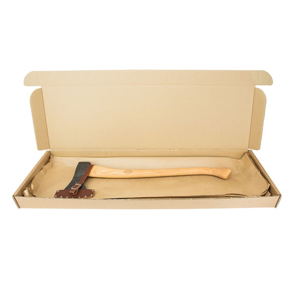 Eine Axt mit Holzstiel und Lederschneidenschutz liegt in einer offenen Pappschachtel
