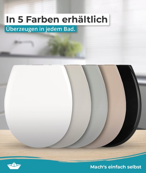 Fünf verschiedene WC Sitze in einer Reihe auf einer Holzoberfläche vor einem verschwommenen Badezimmer Hintergrund.