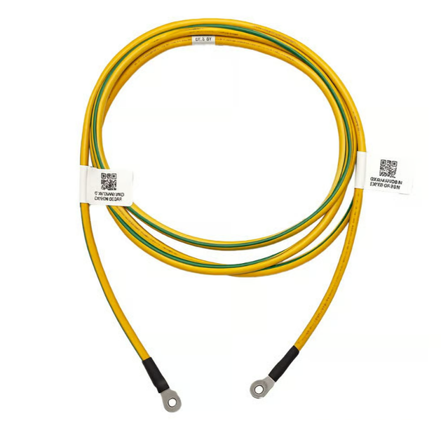 Gelbgrünes Erdungskabel mit Kabelschuhen