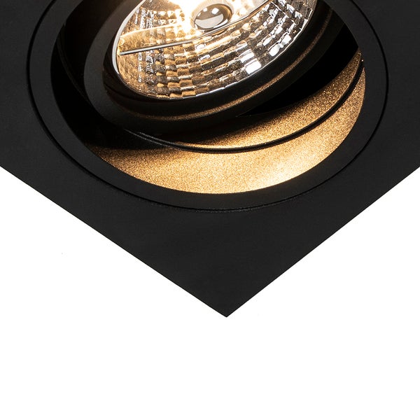 Quadratischer Einbaustrahler in Schwarz mit goldenem Innenring, schwenkbar, Detailansicht mit eingeschaltetem Leuchtmittel.