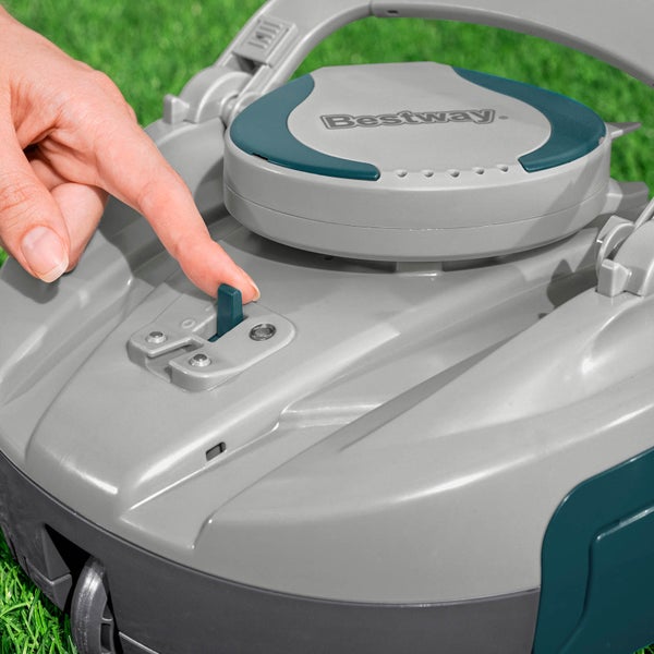 Bestway Logo auf Poolroboter mit Finger am Schalter