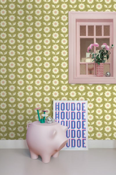 Zimmeransicht mit gemusterter Tapete, Fenster und dekorativen Accessoires wie Spardose und Poster