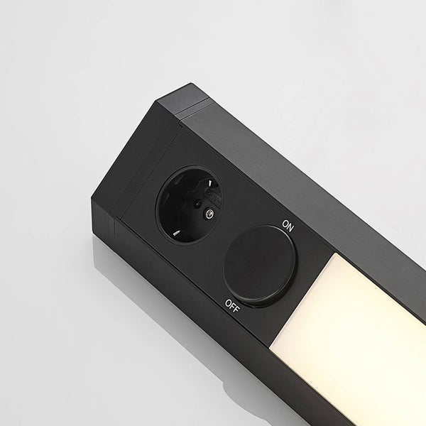 Schwarze LED-Unterbauleuchte mit integrierter Steckdose und rundem Ein-Aus-Wippschalter.