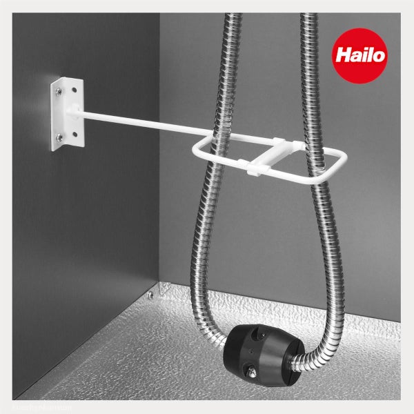 Hailo Schlauchführung für ausziehbare Küchenarmaturen montiert im Spülenunterschrank mit Metallschlauch und Schlauchgewicht. Hailo Logo.