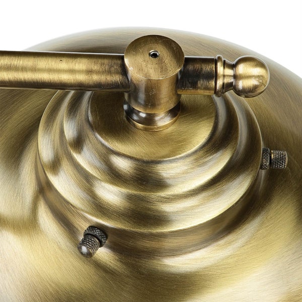 Detailansicht einer Tischleuchte mit Metallfuß und Einstellschrauben.