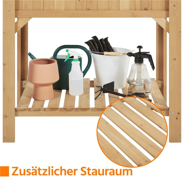 Holz Gartentisch mit zusätzlichen Ablageflächen und Gartenzubehör.