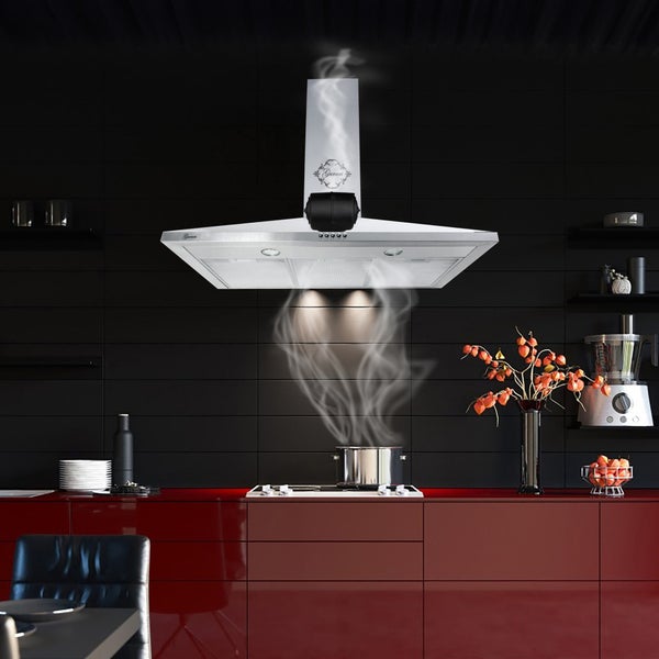 Gurari Dunstabzugshaube aus Edelstahl in einer modernen Küche mit Fliesenwand, Schränken und aufsteigendem Dampf über dem Kochfeld.