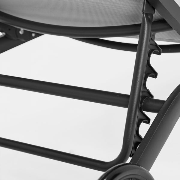 Detailansicht des Verstellmechanismus einer Gartenliege mit verschiedenen Stufen für die Rückenlehne.