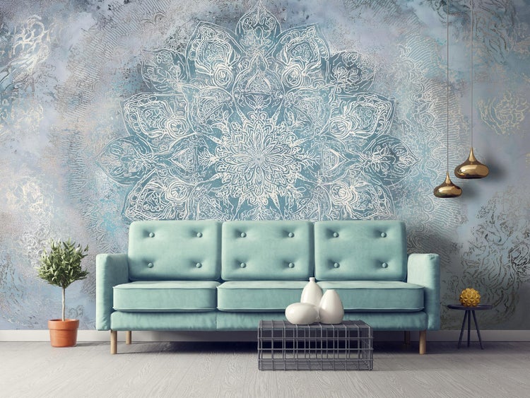 Dekoratives Wohnzimmer mit Sofa und gemusterter Tapete