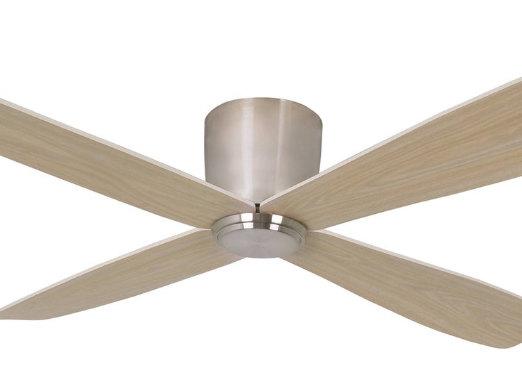 Deckenventilator mit vier Flügeln in Holzoptik und Gehäuse in Metalloptik
