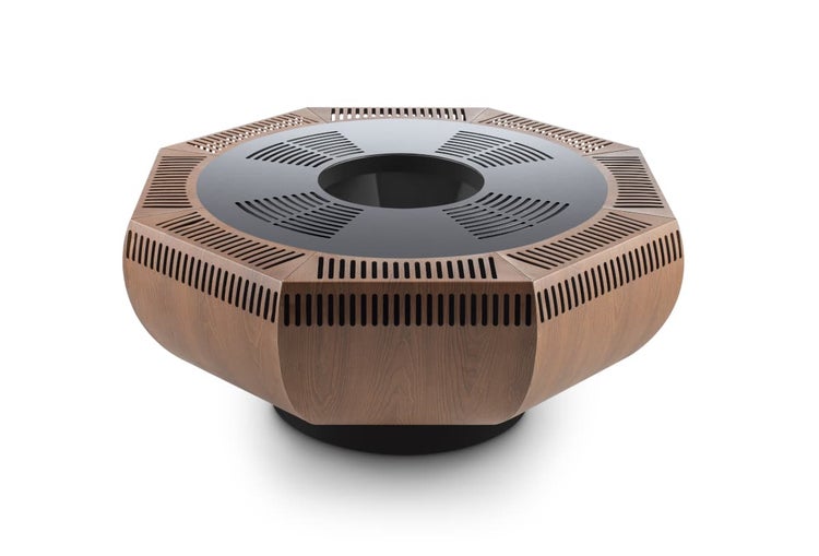 Achteckiger Feuerkorb mit Holzoptik und integriertem Grillring für den Garten