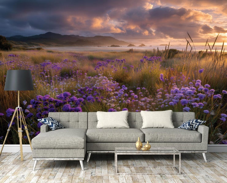 Wohnzimmer mit Landschaftstapete, Sofa, Tisch und Stehlampe